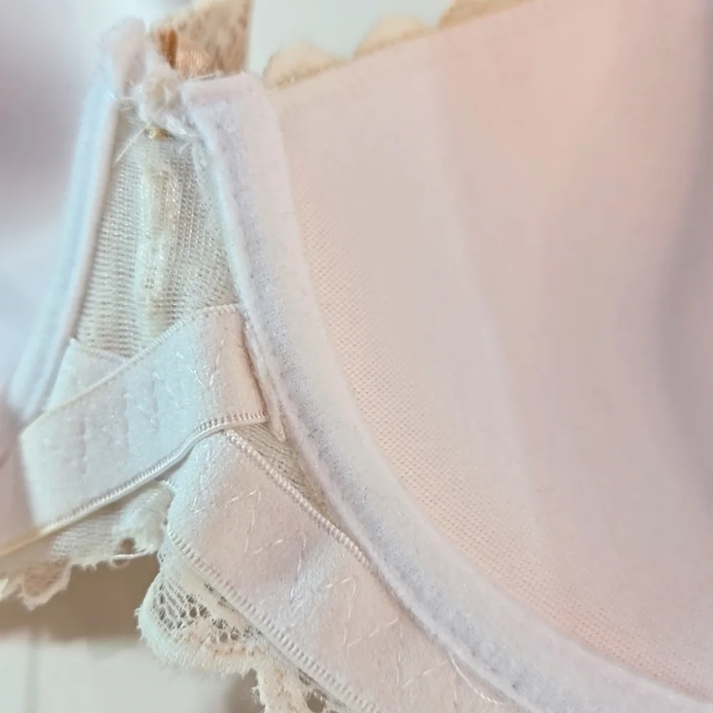 NWOT Lace Underwire Bra Two-Tone Cream 3 Hook Adjustable 38D